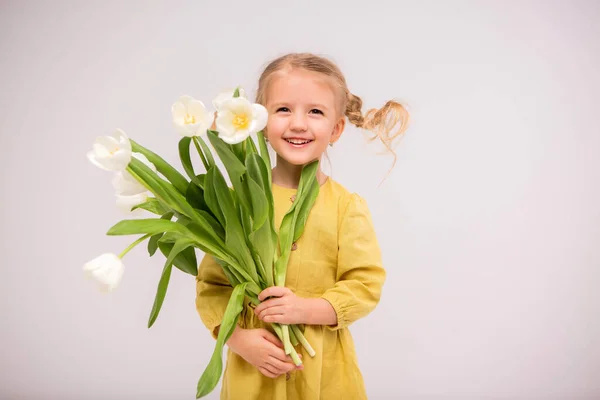 Menina Feliz Com Flores Brancas — Fotografia de Stock