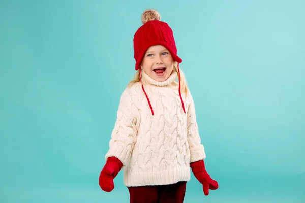 Linda Niña Usando Sombrero Rojo —  Fotos de Stock