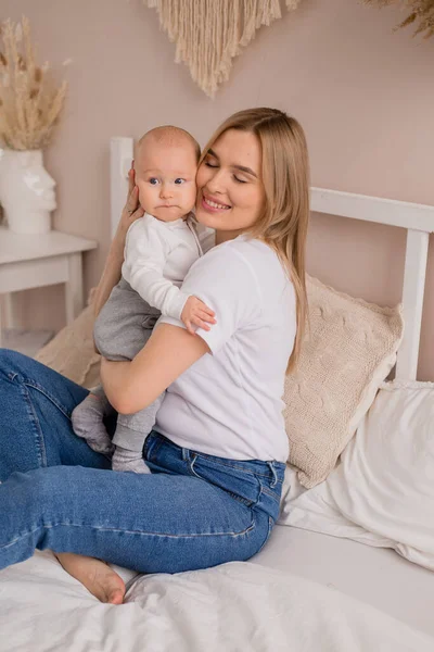 Genç anne ve bir çocuk şirin bir portre