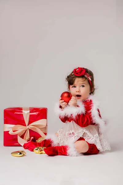 Linda Menina Está Vestindo Roupa Natal — Fotografia de Stock