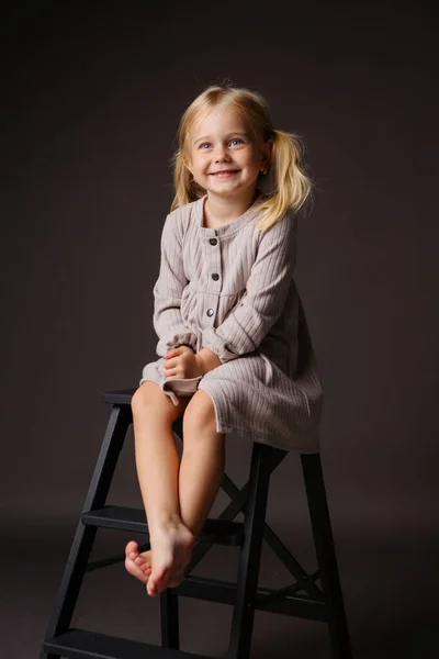 Menina Bonito Vestido Cinza Estúdio — Fotografia de Stock