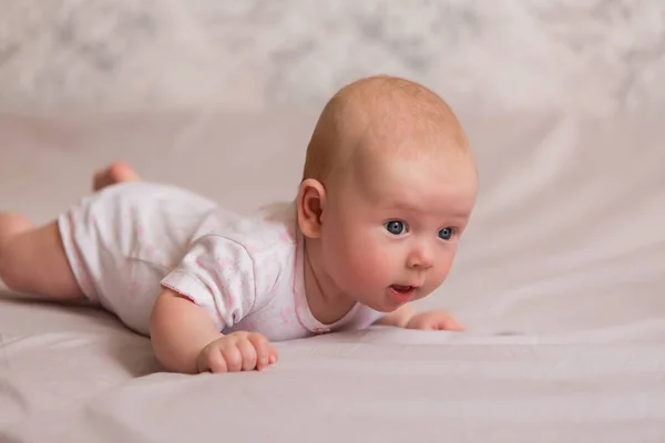 Υγιές Κοριτσάκι Μηνών Λευκή Φόρμα Ξαπλώνει Στο Κρεβάτι — Φωτογραφία Αρχείου