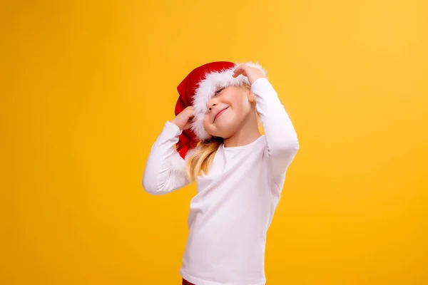 Linda Niña Usando Sombrero Rojo Concepto Navidad —  Fotos de Stock