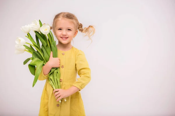 Menina Feliz Com Flores Brancas — Fotografia de Stock