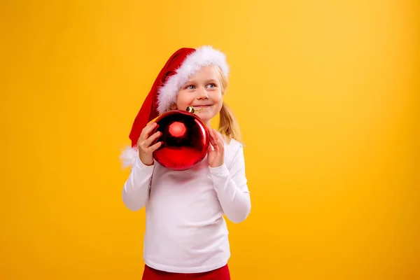 Linda Niña Usando Sombrero Rojo Concepto Navidad —  Fotos de Stock