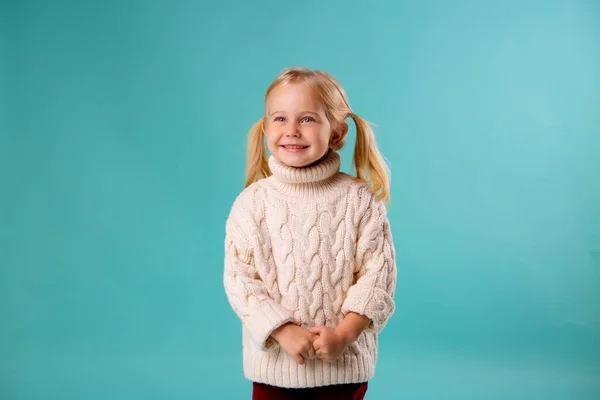 Bonito Loira Menina Branco Suéter — Fotografia de Stock