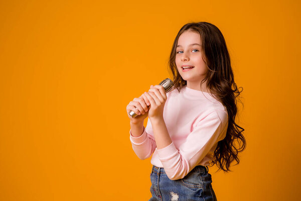 милая молодая девушка с микрофоном 