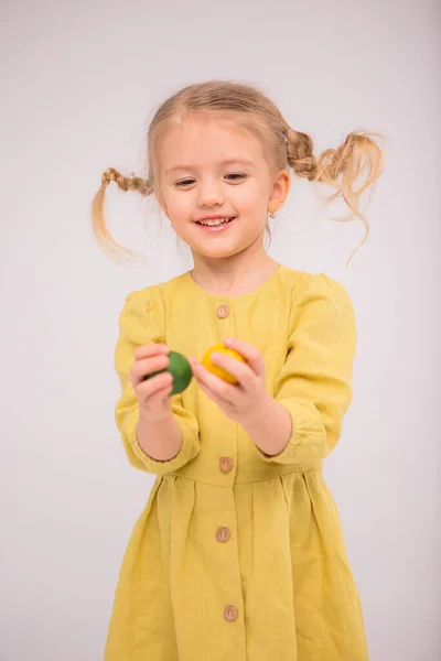 Мила Маленька Дівчинка Тримає Кольорові Яйця Великодня Концепція — стокове фото