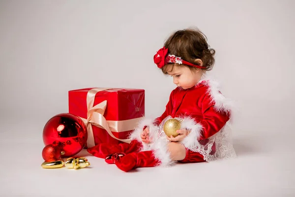 Χαριτωμένο Κοριτσάκι Φοράει Χριστουγεννιάτικα Ρούχα — Φωτογραφία Αρχείου