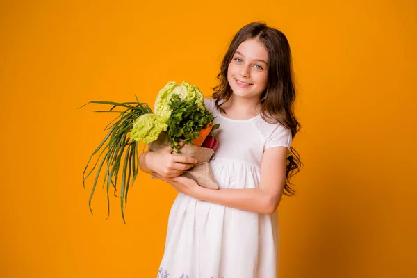 Menina Bonito Segurando Legumes Conceito Colheita — Fotografia de Stock