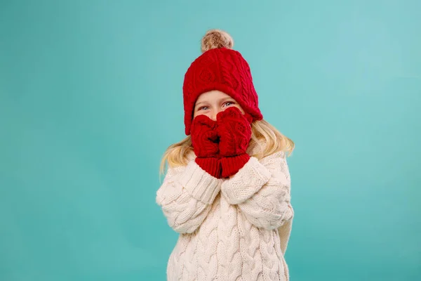 Kırmızı Şapkalı Tatlı Küçük Kız — Stok fotoğraf