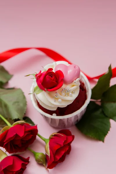 Cupcake Cerca Rosa Aislado Sobre Fondo Rosa — Foto de Stock