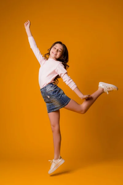 Bonito Menina Estúdio Sobre Laranja Fundo — Fotografia de Stock