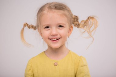 Sarı elbiseli tatlı küçük kız.