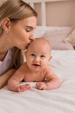 Genç anne ve bir çocuk şirin bir portre