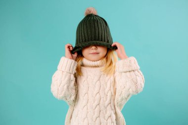 Beyaz kazaklı tatlı sarışın kız. 