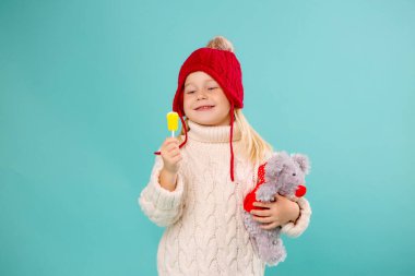 Beyaz kazaklı tatlı sarışın kız. 