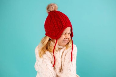 Kırmızı şapkalı tatlı küçük kız. 