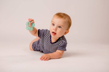 Stüdyoda küçük sevimli bir çocuk var. 