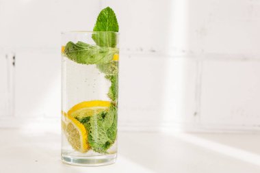 Bir bardak limon dilimli su.