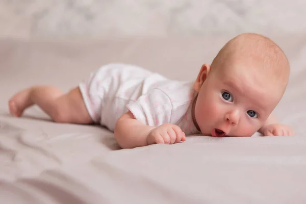 Friska Lilla Flicka Månader Gammal Vit Body Suit Ligger Sängen — Stockfoto