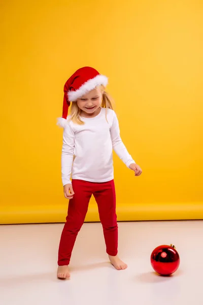 Söt Liten Flicka Bär Röd Hatt Jul Koncept — Stockfoto