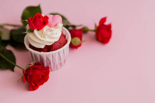 Cupcake Close Rose Isolated Pink Background — Stock Photo, Image