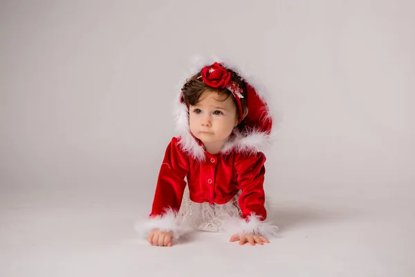 かわいい女の子はクリスマスの服を着ている — ストック写真
