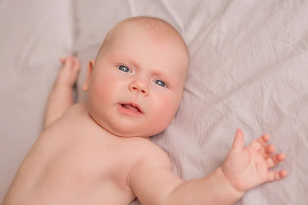 Feliz Bebê Meses Sorrindo Deitado Cama Branca — Fotografia de Stock