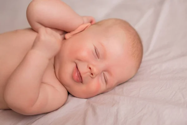 Happy Miesiące Dziecko Uśmiecha Się Leżąc Białym Łóżku — Zdjęcie stockowe