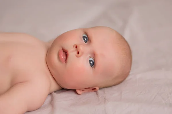 Feliz Bebé Meses Sonriendo Acostado Cama Blanca — Foto de Stock