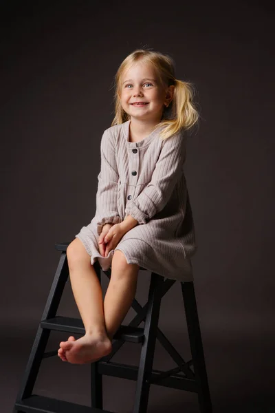 Menina Bonito Vestido Cinza Estúdio — Fotografia de Stock