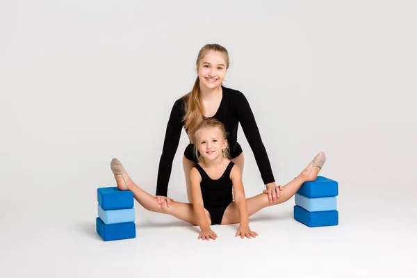 Jeune Fille Entraîneur Gymnastique Avec Petite Fille Étudiante Sur Fond — Photo