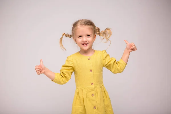 Linda Niña Vestido Amarillo —  Fotos de Stock