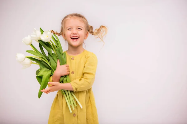 Menina Feliz Com Flores Brancas — Fotografia de Stock