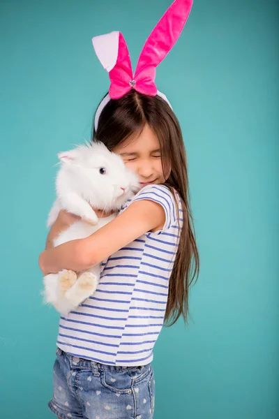 Милая Маленькая Девочка Держит Кролика — стоковое фото