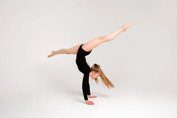 Молода Красива Дівчина Гімнастка Білому Тлі Молода Дівчина Займається Гімнастикою — стокове фото