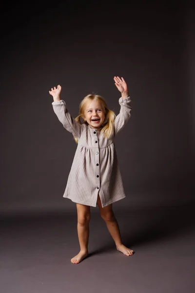 Мила Маленька Дівчинка Сірій Сукні Студії — стокове фото