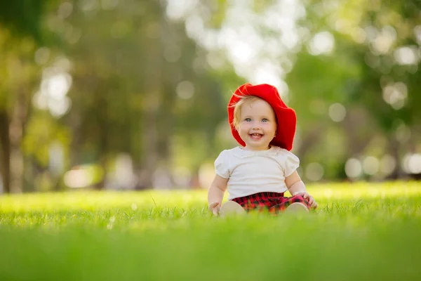 Όμορφο Κοριτσάκι Υπαίθρια Στο Πάρκο Την Ηλιόλουστη Μέρα — Φωτογραφία Αρχείου