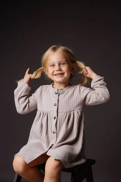 Linda Niña Vestido Gris Estudio —  Fotos de Stock