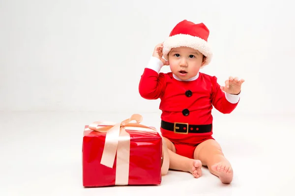 Söt Liten Pojke Studio Santa Claus Kostym Med Gåva — Stockfoto