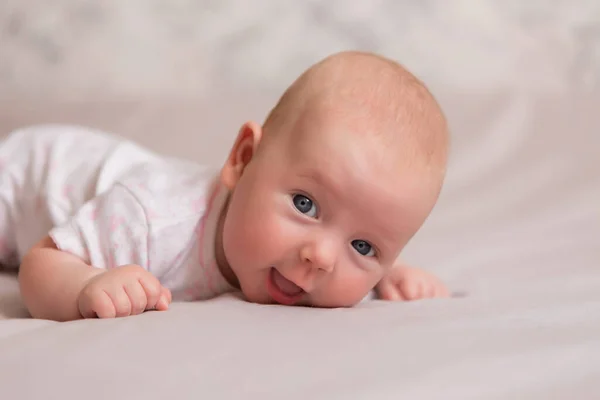 Friska Lilla Flicka Månader Gammal Vit Body Suit Ligger Sängen — Stockfoto