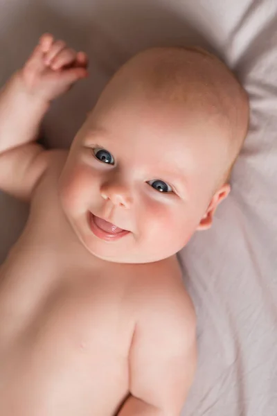 Feliz Bebê Meses Sorrindo Deitado Cama Branca — Fotografia de Stock