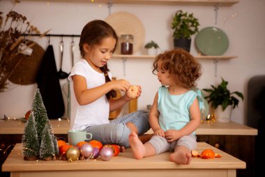 Noel 'de evde portakallı iki küçük kız