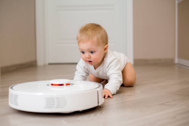 Sevimli küçük çocuk ve robotik süpürge 