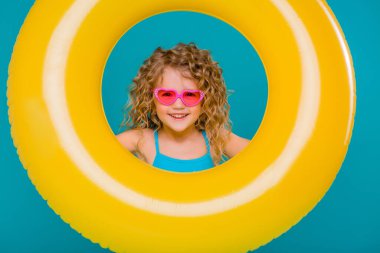 Sarı havuzu olan sevimli küçük bir kız. 