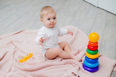 Odasında oyuncakları olan küçük bir bebek