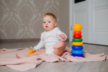 Odasında oyuncakları olan küçük bir bebek