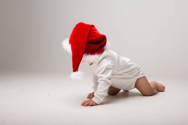 Noel şapkalı küçük bebek 