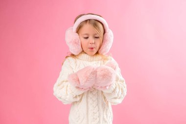 Beyaz kazaklı küçük kız. 